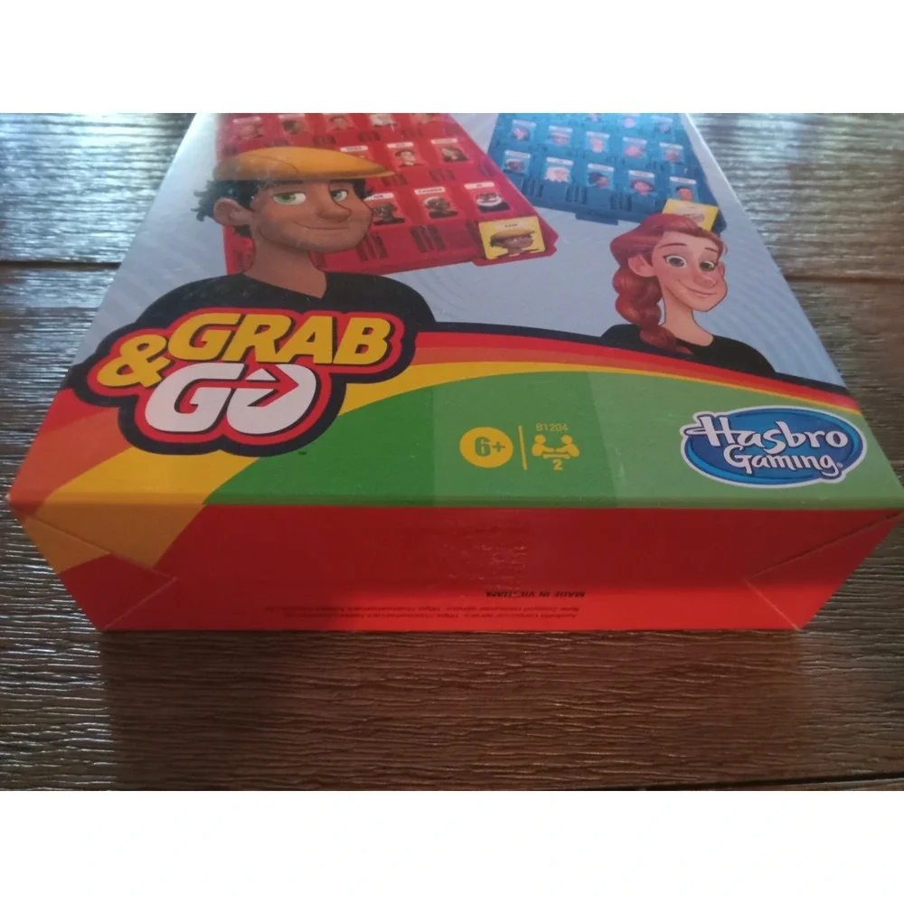 Hasbro Guess Who? Grab And Go Travel Board Game Ages 6+ NEW